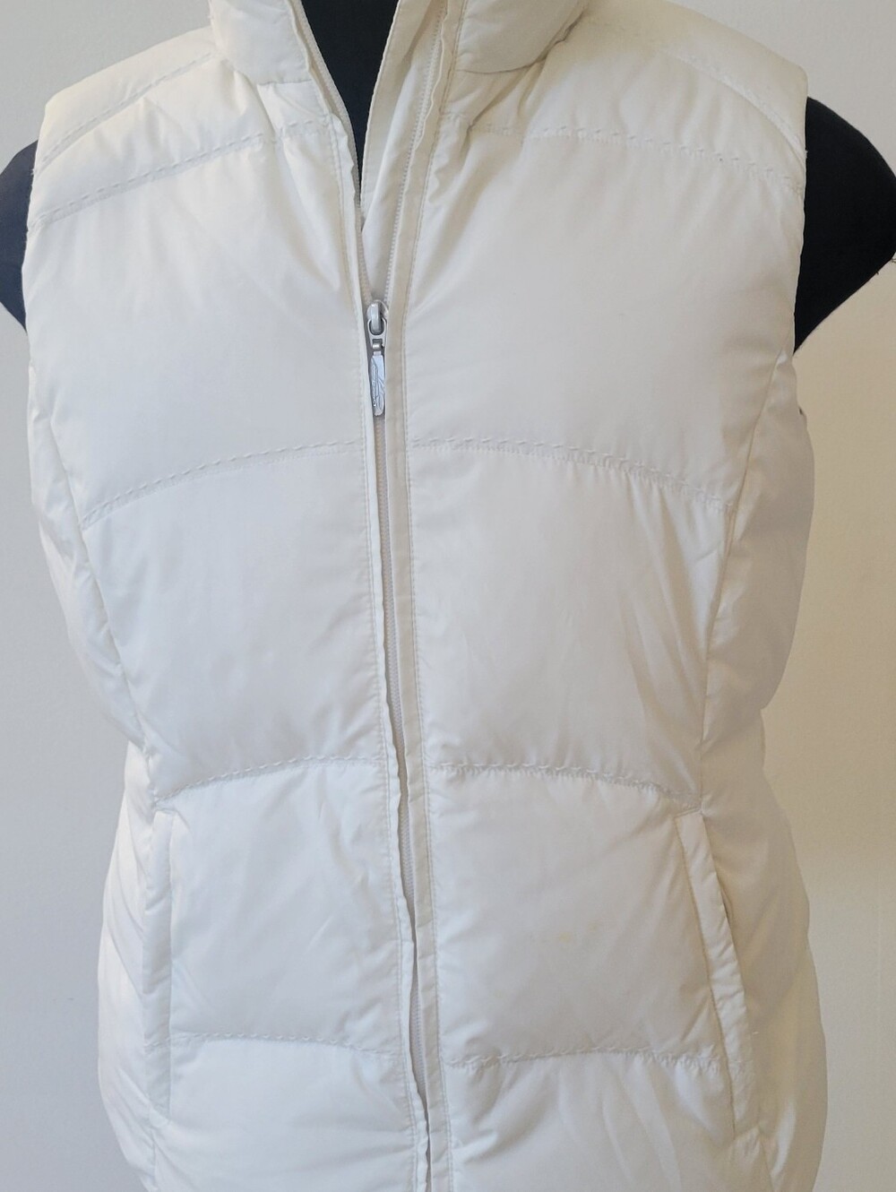Eddie Bauer M Goosedown white ski-winter vest. Zip front,vertical zip pockets